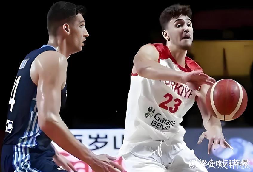 申京错位背打勾手打进，火箭反超1分比赛剩余2.3秒